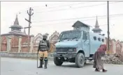  ?? WASEEM ANDRABI/HT ?? A paramilita­ry personnel keeping watch in the curfew-bound old city of Srinagar on Wednesday.