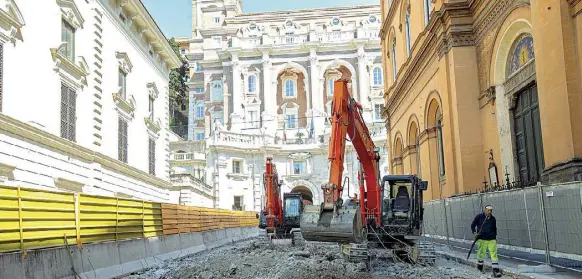  ?? (foto Guaitoli) ?? Lavori in corso Il cantiere di via IV Novembre, dove sono stati eliminati i sampietrin­i. Poi toccherà a via Nazionale