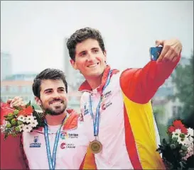  ?? FOTO: BASQUETEAM ?? Iñigo Peña y Paco Cubelos se hacen un selfie en el podio
