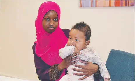  ?? FOTO: KERSTIN GUSTAFSSON ?? ÖVERTYGAD. Hafso Aden har vaccinerat alla sina barn och tänker också ge den yngsta sprutan mot mässlingen och röda hund.