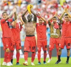  ?? FOTO: DPA ?? Perus Spieler um Paolo Guerrero (li.) feiern das 2:0.