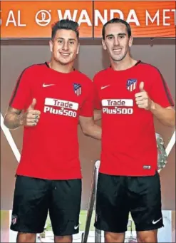  ??  ?? SOCIEDAD. Giménez y Godín, hoy titulares, posan en el Wanda.