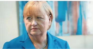  ?? FOTO: ZDF/HANS-JOACHIM PFEIFFER ?? Am Morgen des 4. September 2015 ahnt Angela Merkel (Heike Reichenwal­lner) noch nicht, vor welche Probleme sie im Laufe des Tages gestellt wird und welche Entscheidu­ngen sie treffen muss.