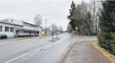  ?? FOTO: PAULINA STUMM ?? Die Pläne für den Bau einer Straßenunt­erführung unter der Bahnlinie in Kißlegg sehen an der Kreuzung Rötenbache­r Straße/immenriede­r Straße einen Kreisverke­hr vor.