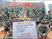  ?? HT PHOTO ?? ■ BSF officials with the seized contraband and an accused in Tarn Taran district on Wednesday.