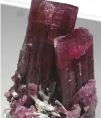  ??  ?? The “All that Glitters” special exhibit featured hot pink elbaite tourmaline crystal clusters.