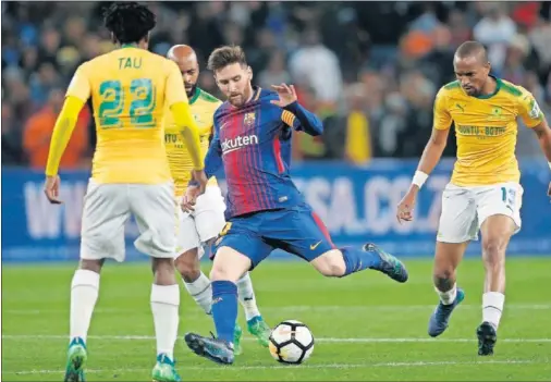  ??  ?? EN SUDÁFRICA. Messi, ante el Mamelodi ayer; el argentino, que sólo disputó los últimos quince minutos, fue ovacionado.