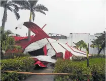  ??  ?? LA CEIBA. Por las lluvias, el techo de la discoteca Nazarus se desprendió y hubo caída de árboles.