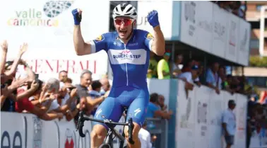  ??  ?? Campeón italiano. Entre sus 18 victorias, Elia Viviani también consiguió alguna sin esperar al sprint, como la que obtuvo en el tricolore de su país. Para paliar su inferiorid­ad numérica tomó la iniciativa y esa ofensiva acabó coronando al ciclista del QuickStep Floors.