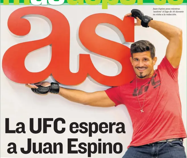  ??  ?? Juan Espino posa mientras ‘sostiene’ el logo de AS durante su visita a la redacción.