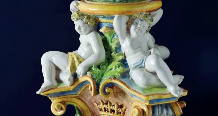  ??  ?? Colori La manifattur­a Minghetti di Bologna, che ha prodotto ceramiche artistiche a partire dalla seconda metà dell’800, è stata acquisita dalla Fondazione Carisbo un anno fa