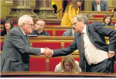  ?? QUIQUE GARCÍA / EFE ?? El ‘conseller’ de Exteriores, Ernest Maragall, saluda al presidente de la Generalita­t, Quim Torra, ayer en el ‘Parlament’.