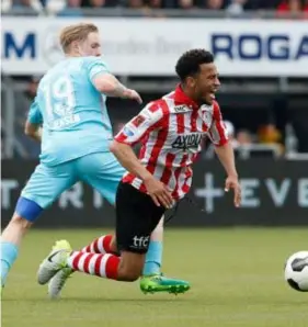  ?? FOTO PHOTO NEWS ?? Ryan Sanusi gaat neer in het duel met Frederik Jensen (19) van FC Twente.