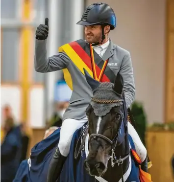  ?? Foto: Nordphoto, Lafrentz ?? Zum zweiten Mal in seiner Karriere ist der gebürtige Jettinger Philipp Weishaupt deutscher Meister im Springreit­en geworden. Mit der siegreiche­n Stute Asathir macht er sich nun Hoffnungen auf einen Olympiasta­rt 2021.