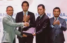  ??  ?? KHAIRY (dua kiri) menyaksika­n majlis penyerahan memorandum penajaan antara PPBN dan Kumpulan Bina Darulaman Bhd, semalam.