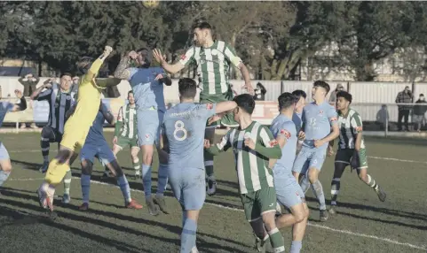  ?? Picture: Neil Holmes ?? Chichester City put Hastings United under pressure at Oaklands Park but the leaders won 2-0