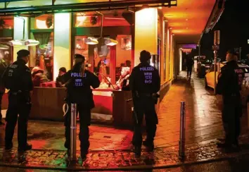  ?? Foto: Bernd Thissen, dpa ?? 1300 Polizisten waren Samstagnac­ht bei der Großrazzia im Ruhrgebiet im Einsatz. Hier umstellen Beamte in Bochum eine Shisha-Bar.