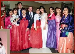  ??  ?? DIE KOREANISCH­E FAMILIE trägt Tracht: das Ehepaar Schröder mit Soyeons Tochter (M.), links ihr Bruder Jae-hong Kim mit Familie, rechts ihre Schwester mit Tochter und ihre Mutter Bong-sim Lee (in Dunkelblau)