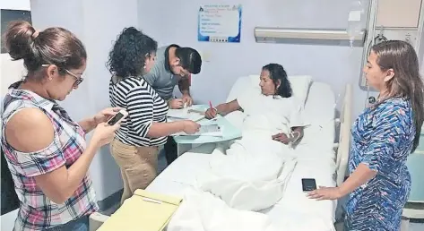  ??  ?? El fotoperiod­ista Bernardino Hernández se recupera en un hospital particular de Acapulco de las lesiones que le propinaron policías estatales, durante el operativo en la comunidad de La Concepción, en la zona rural, el pasado domingo.