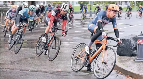  ?? FOTO: HORSTMÜLLE­R ?? Alles andere als eine leichte Aufgabe für die Radrennfah­rer: Kurvenfahr­ten auf der regennasse­n Königsalle­e.