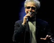  ??  ?? Anniversar­io Fabio Concato, a sinistra, è tra gli ospiti di Amen Show, evento musicale in Arena promosso dall’ambasciata dell’Armenia per ricordare il centenario del genocidio del suo popolo