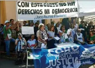  ?? ?? LA OFENSIVA.
Mientras en el Congreso preparan el juicio político contra Rosatti y los supremos, hubo marchas frente al
Palacio de Justicia
(abajo) que se replicaron en Santa Fe (der.).