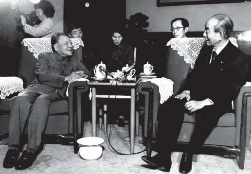 ??  ?? 福田赳夫・元首相（右）は1982年10月、北京を訪れ鄧小平氏と­再会した（写真・福田康夫氏提供）