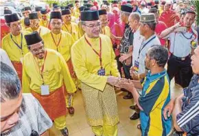  ?? BERNAMA PIC ?? Defence Minister Datuk Seri Hishammudd­in Hussein (centre) at the opening of the Umno delegates meeting in Rantau Panjang, Kelantan, yesterday.