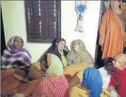  ?? HT PHOTO ?? Pargat Singh’s family mourning his death at Ramba village of Karnal district on Saturday. n