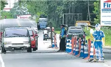  ??  ?? CARAVANAS. Muchos hondureños salieron en excursione­s.