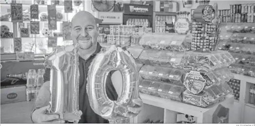  ?? JULIO GONZÁLEZ ?? Javi Colombo celebra los diez años de su tienda de golosinas Travesuras.