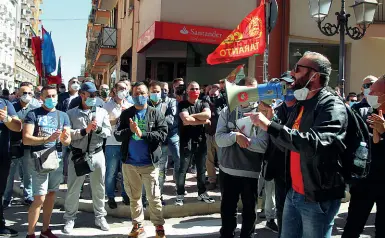  ??  ?? La manifestaz­ione Un momento della protesta di ieri davanti alla prefettura di Taranto