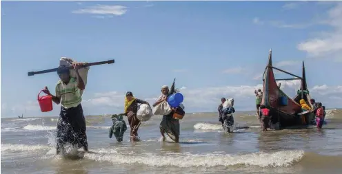  ?? Foto: dpa/Dar Yasin ?? Geflohene Rohingya erreichen am Donnerstag Bangladesc­h. Nächste Woche will Aung San Suu Kyi in einer Rede zur Nation für Frieden werben.