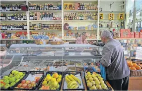  ?? ?? Mercearia tem três funcionári­os, há mais de 20 anos ao balcão