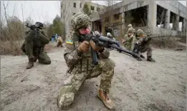  ?? (AFP) ?? Entre 1 000 et 1 500 Ukrainiens et Ukrainienn­es, parfois très jeunes, ont déjà été formés à cadence accélérée dans les unités de la « défense territoria­le ».