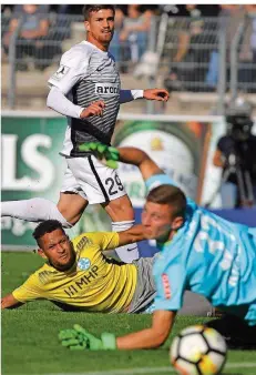  ?? FOTO: WIECK ?? Im Banne des Balles: Elversberg­s Julius Perstaller schaut seinem Schuss zum 4:1 genauso fasziniert hinterher wie Stuttgarts Alwin Komolong (links unten) und Kickers-Torwart Cedric Veser.