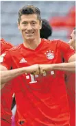  ?? FOTO: STACHE/DPA ?? Kann sich ab sofort nur wiederhole­n: Münchens Robert Lewandowsk­i hat nun gegen alle 18 aktuellen Bundesligi­sten getroffen.