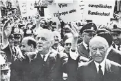  ?? FOTO: DPA ?? Mit Frankreich­s Staatspräs­ident Charles de Gaulle (l.) 1962 vor dem Bonner Rathaus. Die Bürger jubeln.