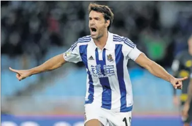  ??  ?? MUCHO ORGULLO. Xabi Prieto celebra un tanto en Anoeta, la guarida de sus grandes gestas.