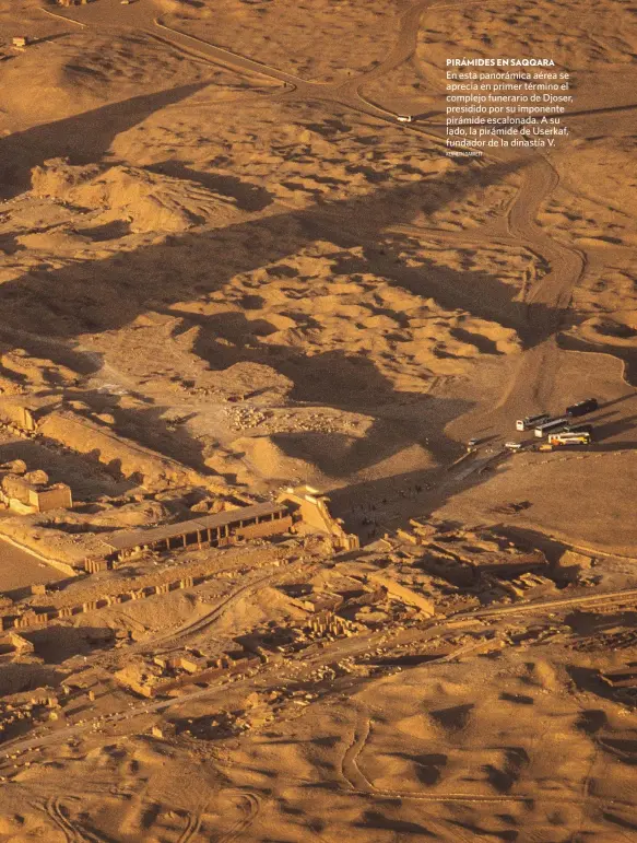  ?? KENNETH GARRETT ?? En esta panorámica aérea se aprecia en primer término el complejo funerario de Djoser, presidido por su imponente pirámide escalonada. A su lado, la pirámide de Userkaf, fundador de la dinastía V.