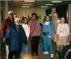  ??  ?? Anggota dari grup yang bepergian dengan National Geographic berhenti di Bandara Internasio­nal Dulles untuk berfoto sebelum penerbanga­n. Dari kiri ke kanan: James Debeuneure, Rodney Dickens, Bernard Brown, Hilda Taylor, Asia Cottom, Joe Ferguson, dan Ann Judge.