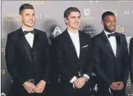  ?? FOTOS: EFE ?? Modric , que acudió a la gala con su familia, posó con Hegerberg y Mbappé, los otros galardonad­os. Griezmann no pudo ganar