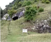  ??  ?? Stufen führen steil hinauf zu den Höhleneing­ängen am Wein berg, ...