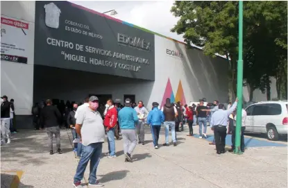  ?? SERGIO SÁNCHEZ-HIDALGO ?? Ayer muchas personas acudieron a las oficinas para realizar su trámite.