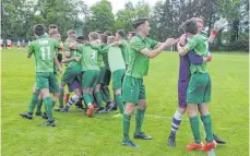  ?? FOTO: SUSI WEBER ?? Je später die Entscheidu­ng, desto mehr Spaß macht der Jubel: die Spieler des FC St. Gallen nach dem gewonnenen Elfmetersc­hießen.