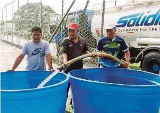  ?? [ FOTO NORSYAZWAN­I NASRI / STR] ?? Bekalan air dihantar menggunaka­n tangki ke kawasan terjejas di sekitar Tanjung Manis akibat kebocoran paip submarin di Sungai Rejang.