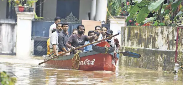  ?? RAJ K RAJ/HT PHOTO ?? Volunteers and fisherman rescue residents from inundated Chengannur taluk in Kerala’s floodhit Alappuzha district on Sunday.