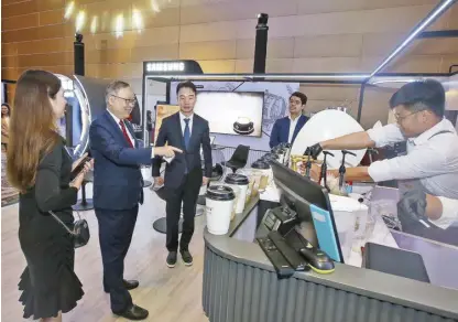  ?? ?? DICT Secretary Ivan Uy and SEPCO President Min Su Chu get firsthand experience with Samsung’s display solutions tailored for businesses.