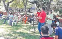  ??  ?? Las principale­s autoridade­s comunales, sanitarias y de las fuerzas públicas se reunieron en la plaza de Coronel Bogado.