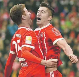  ?? Lukas Barth European Pressphoto Agency/EFE/REX/Shuttersto­ck ?? E V E RY B O DY looked happy when Thomas Muller, left, and Robert Lewandowsk­i celebrated a goal Saturday against Mainz, but Bayern Munich has been in turmoil.